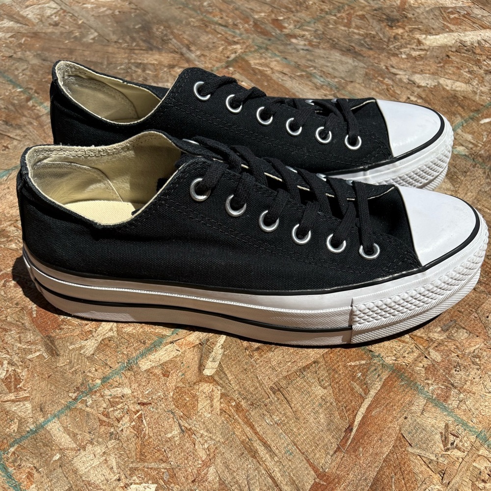 Converse Classic Black Canvas Sneakers. Great condition- Sz 8 women’s - Picture 9 of 12